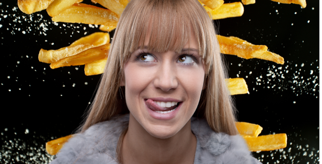 Vrouw met friet of patat op de achtergrond. 